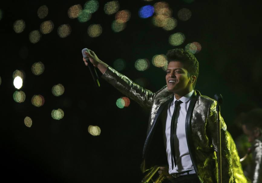 Bruno Mars voce d&#39;eccezione del Super Bowl. Il cantante statunitense ha incantato l&#39;intero pubblico nell&#39;Half Time Show, compresa una ricca platea vip. Reuters